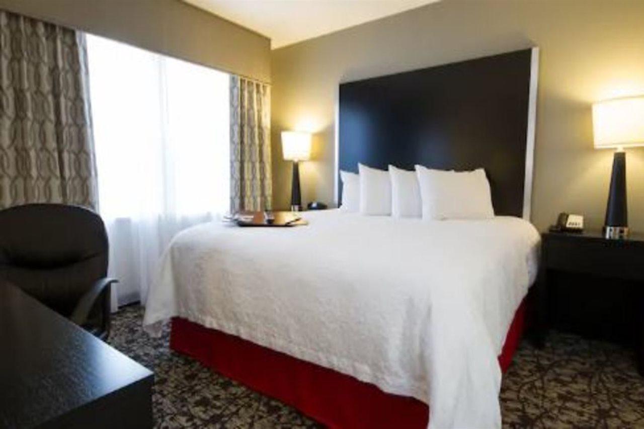 Hampton Inn & Suites Дюпон Экстерьер фото