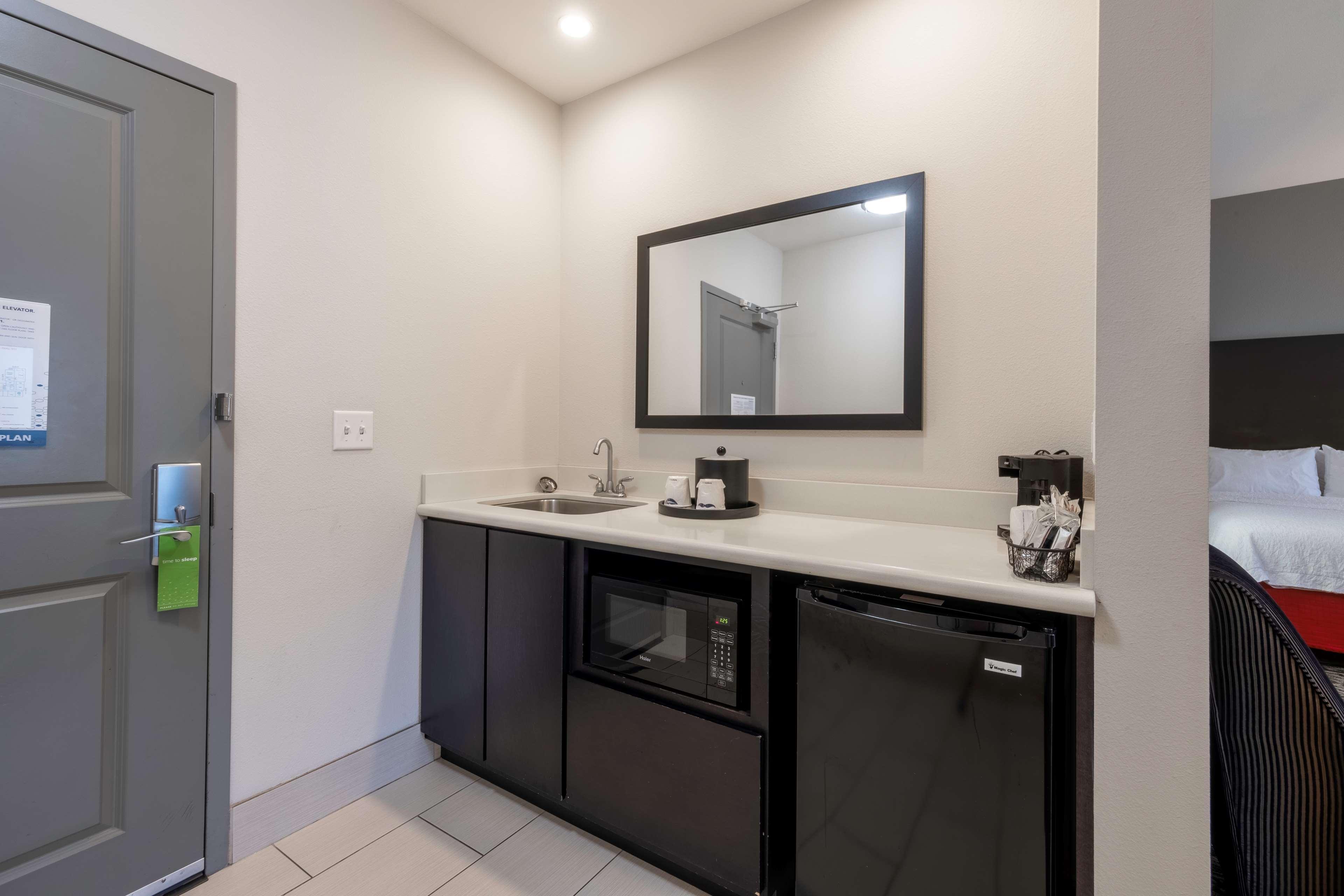 Hampton Inn & Suites Дюпон Экстерьер фото